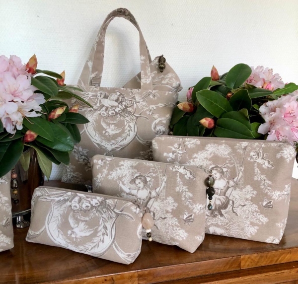 Täschchen und Taschen in unterschiedlichen Größen aus Designerstoffen
